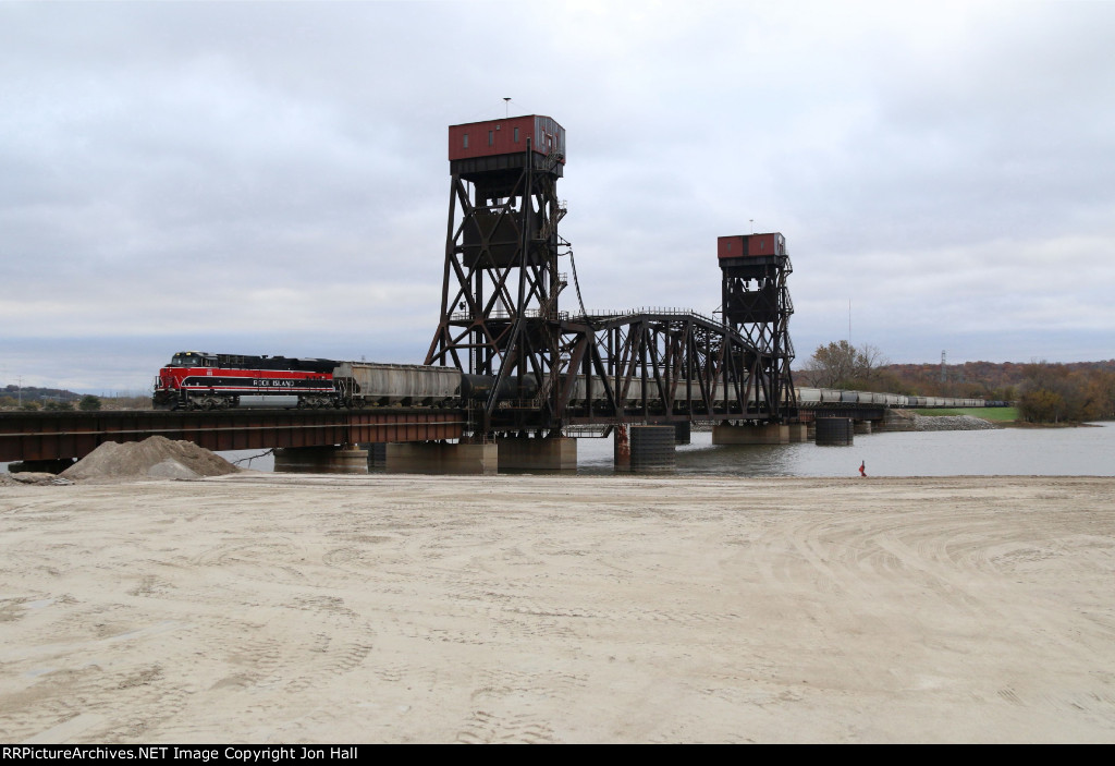 Iowa Interstate's PESI train rolls across the Illinois River